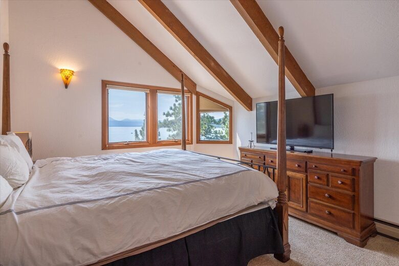 Bedroom 1 (king)