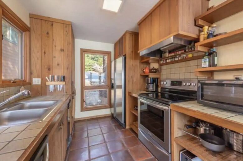 Beautiful Lake Tahoe Lakefront Cabin - Tahoma, California