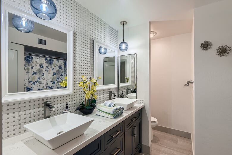2nd full bath with shower/tub