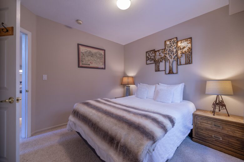 Queen bedroom, level 1