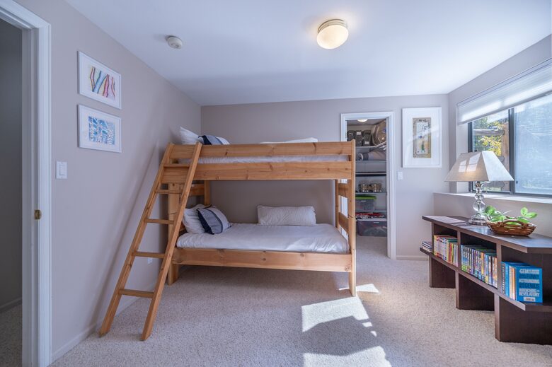 Bunk room, Ground level