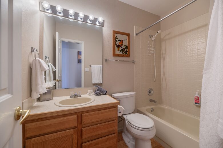 Full Bathroom Level 1