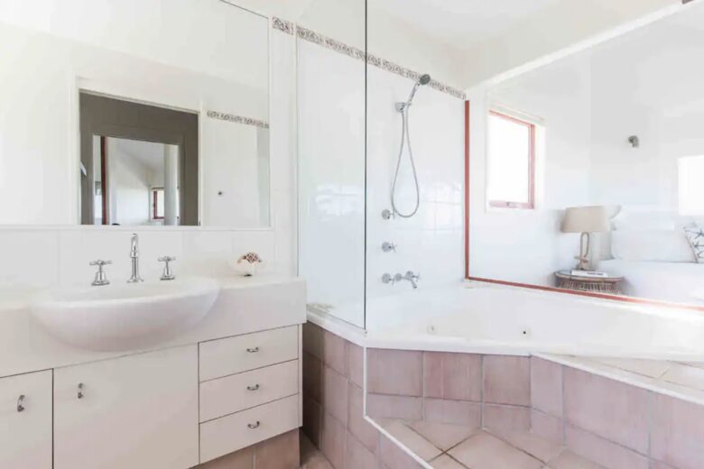 Castaways Beach House | Noosa Beachfront with Pool & Tennis - Castaways Beach, Australia