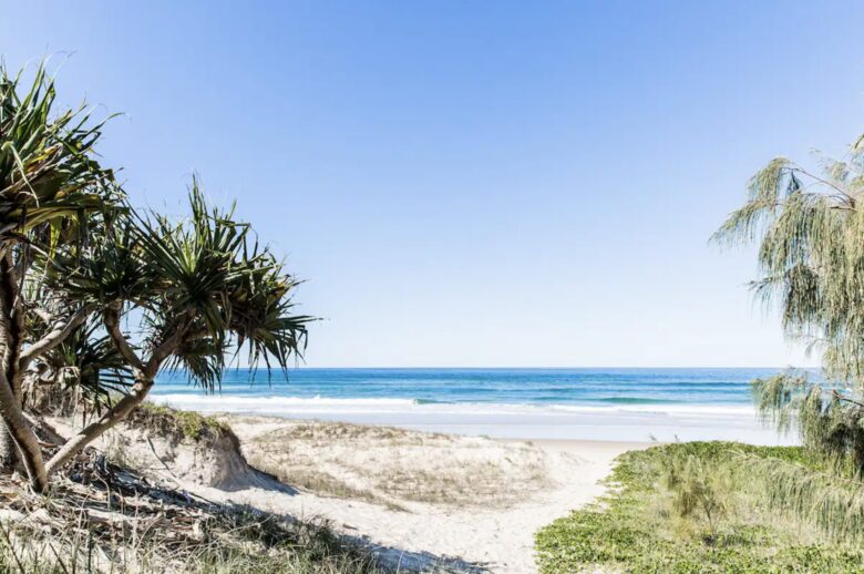 Castaways Beach House | Noosa Beachfront with Pool & Tennis - Castaways Beach, Australia
