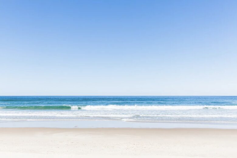 Castaways Beach House | Noosa Beachfront with Pool & Tennis - Castaways Beach, Australia