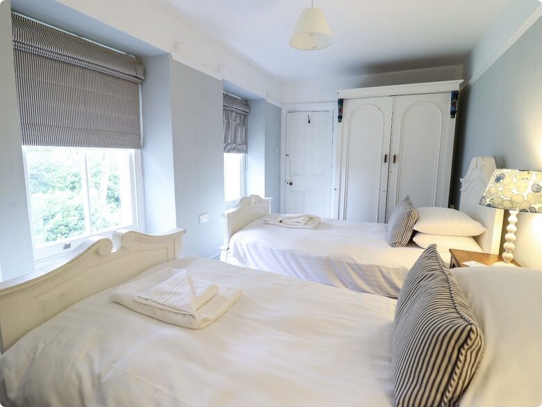 Historic Welsh Coastal Flat: Spacious 4-Bedroom Residence - Portmeirion, United Kingdom