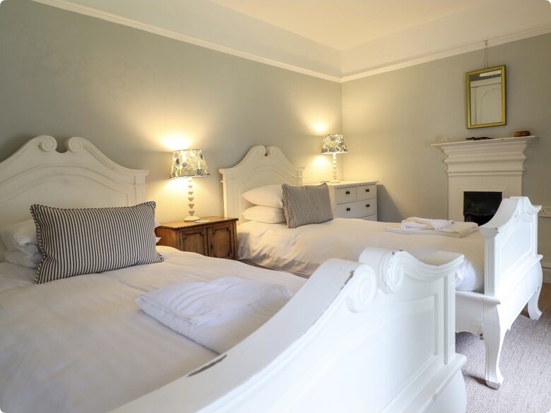 Historic Welsh Coastal Flat: Spacious 4-Bedroom Residence - Portmeirion, United Kingdom