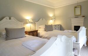 Historic Welsh Coastal Flat: Spacious 4-Bedroom Residence - Portmeirion, United Kingdom