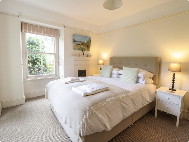 Historic Welsh Coastal Flat: Spacious 4-Bedroom Residence - Portmeirion, United Kingdom