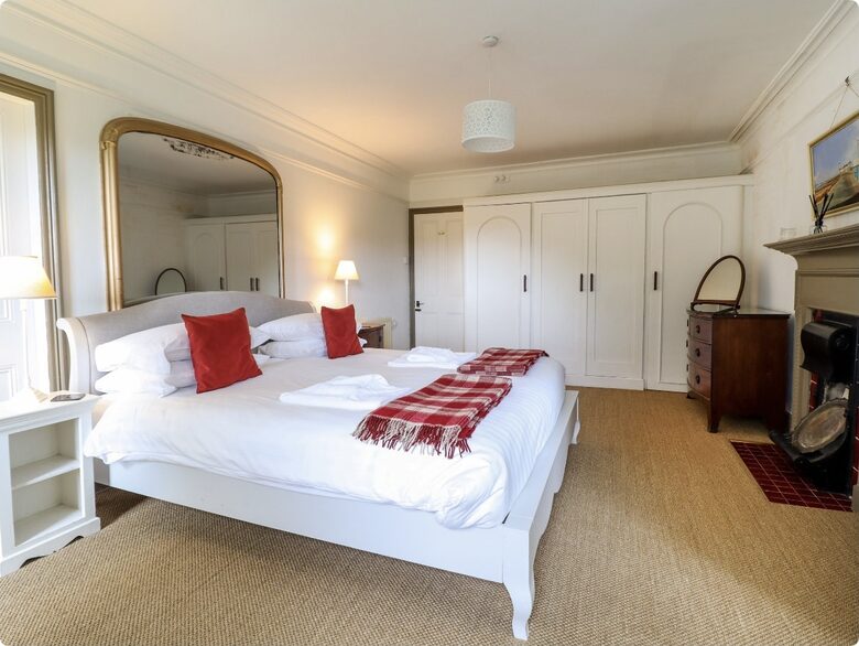 Historic Welsh Coastal Flat: Spacious 4-Bedroom Residence - Portmeirion, United Kingdom