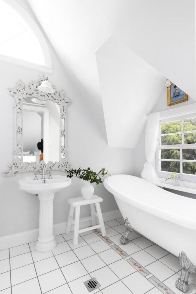 The Witta Chapel | Luxury Country Cottage Escape for 6 - Witta, Australia