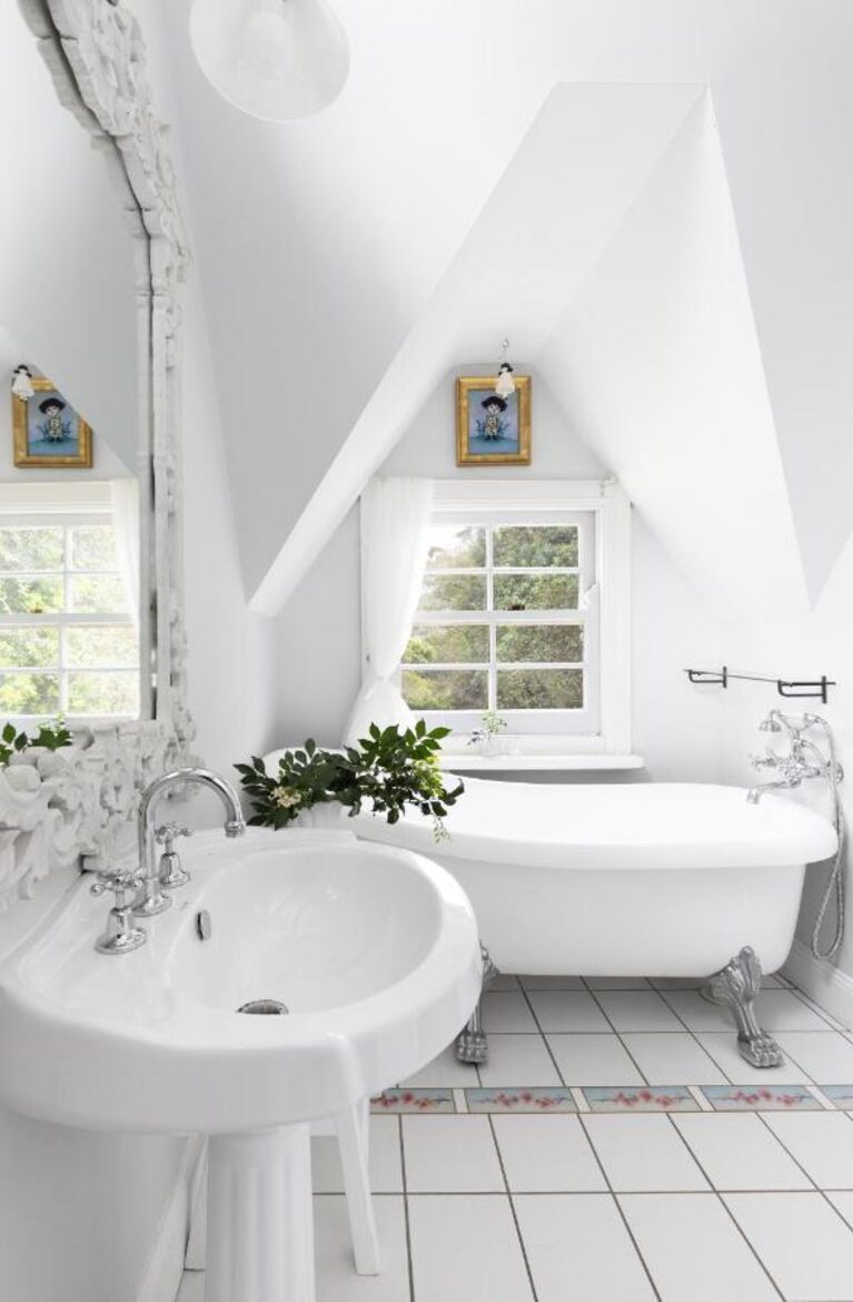 The Witta Chapel | Luxury Country Cottage Escape for 6 - Witta, Australia