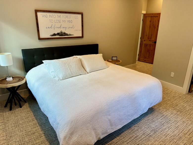 Master bedroom: king bed