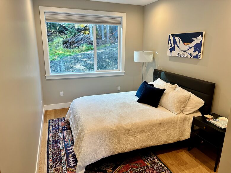 Guest bedroom: queen bed
