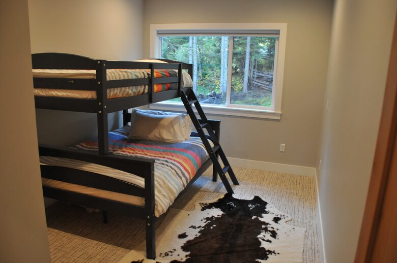 Upstairs guestroom: twin bunk over double