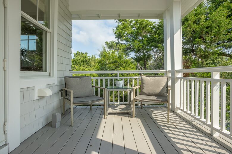 2nd level front porch