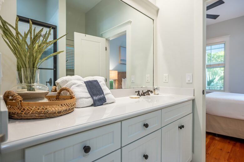 1st Floor J&J Bath between Bedroom 3&4