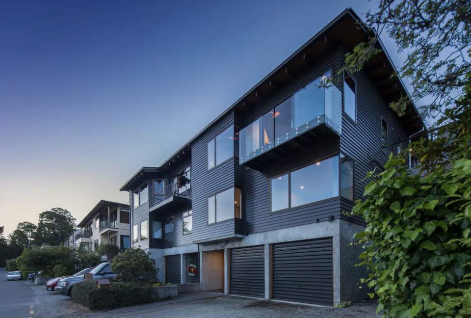 The Bay House Lakefront Getaway - Queenstown, New Zealand