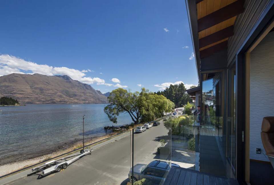 The Bay House Lakefront Getaway - Queenstown, New Zealand