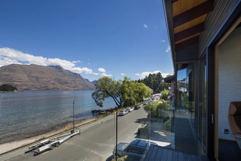 The Bay House Lakefront Getaway - Queenstown, New Zealand