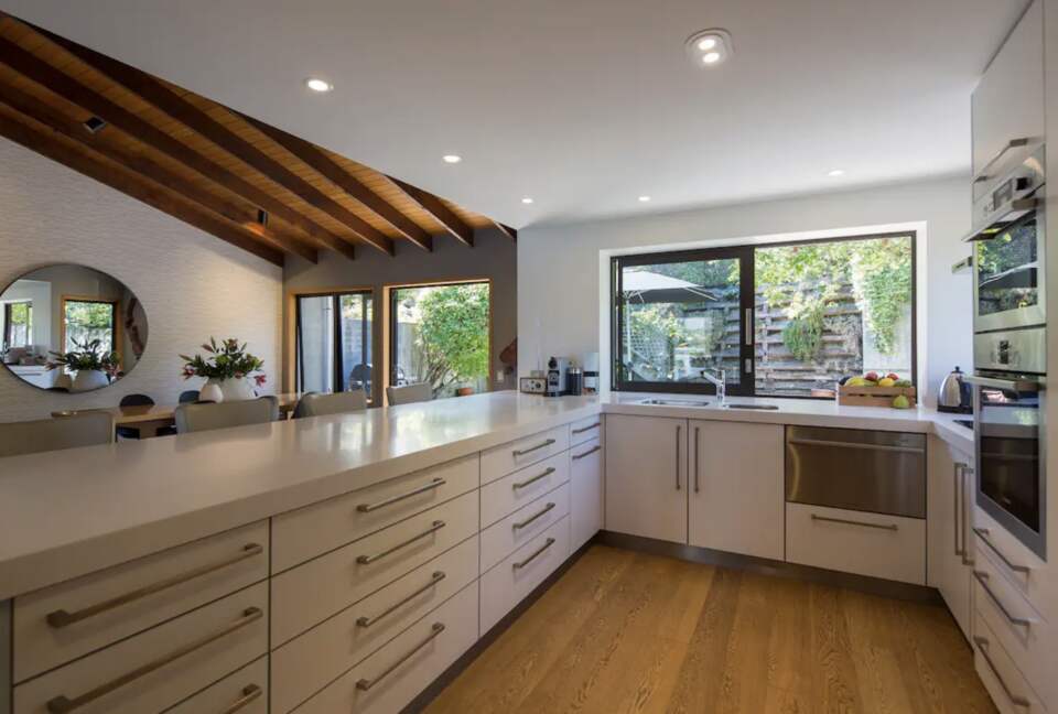 The Bay House Lakefront Getaway - Queenstown, New Zealand