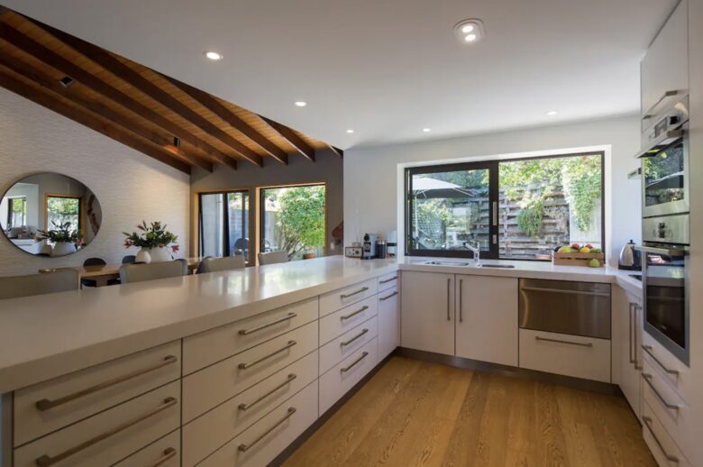 The Bay House Lakefront Getaway - Queenstown, New Zealand