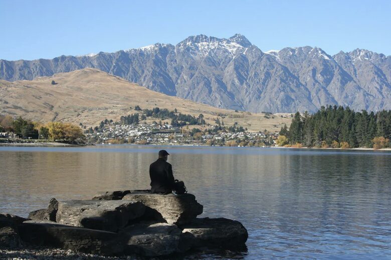 The Bay House Lakefront Getaway - Queenstown, New Zealand