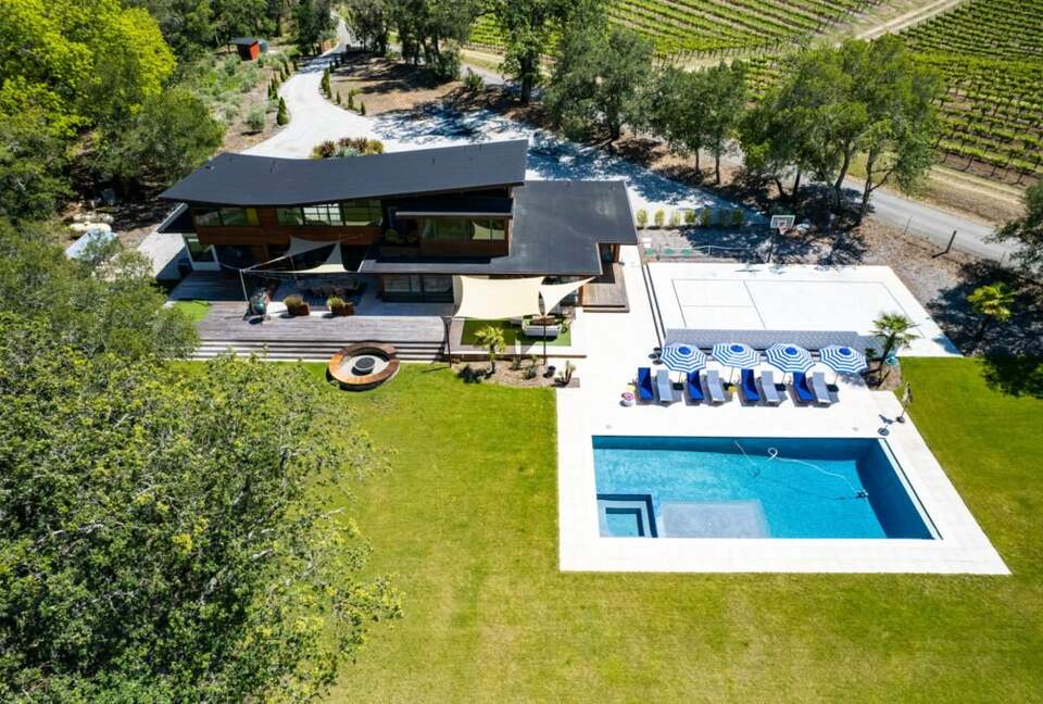 Pure Luxury:       Casa Gaga Estates- Vineyard Retreat - Geyserville, California