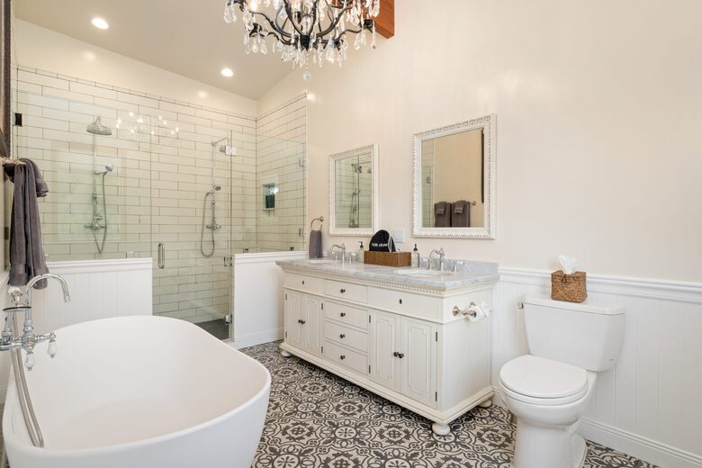 Pure Luxury: Casa Gaga Estates- Vineyard Retreat - Geyserville, California