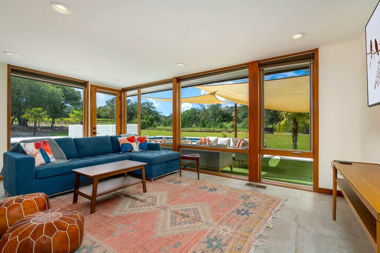 Pure Luxury: Casa Gaga Estates- Vineyard Retreat - Geyserville, California