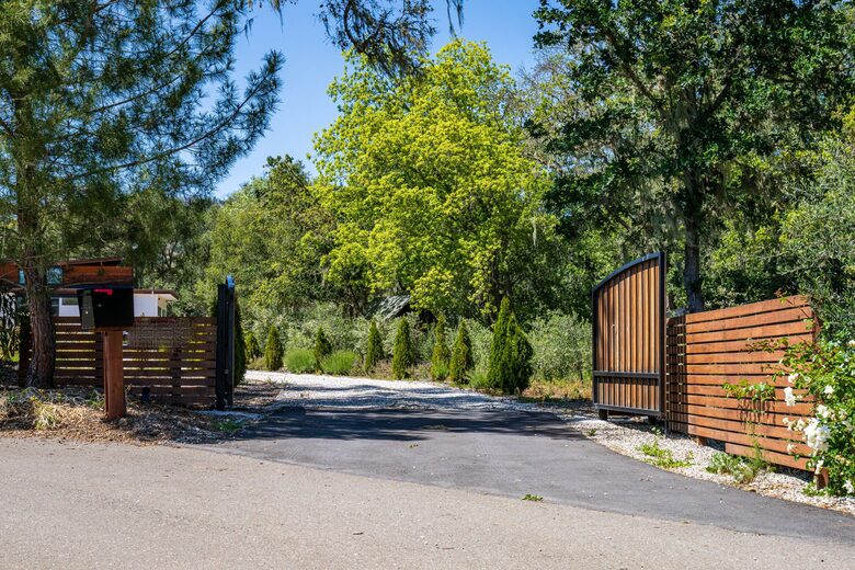 Pure Luxury: Casa Gaga Estates- Vineyard Retreat - Geyserville, California