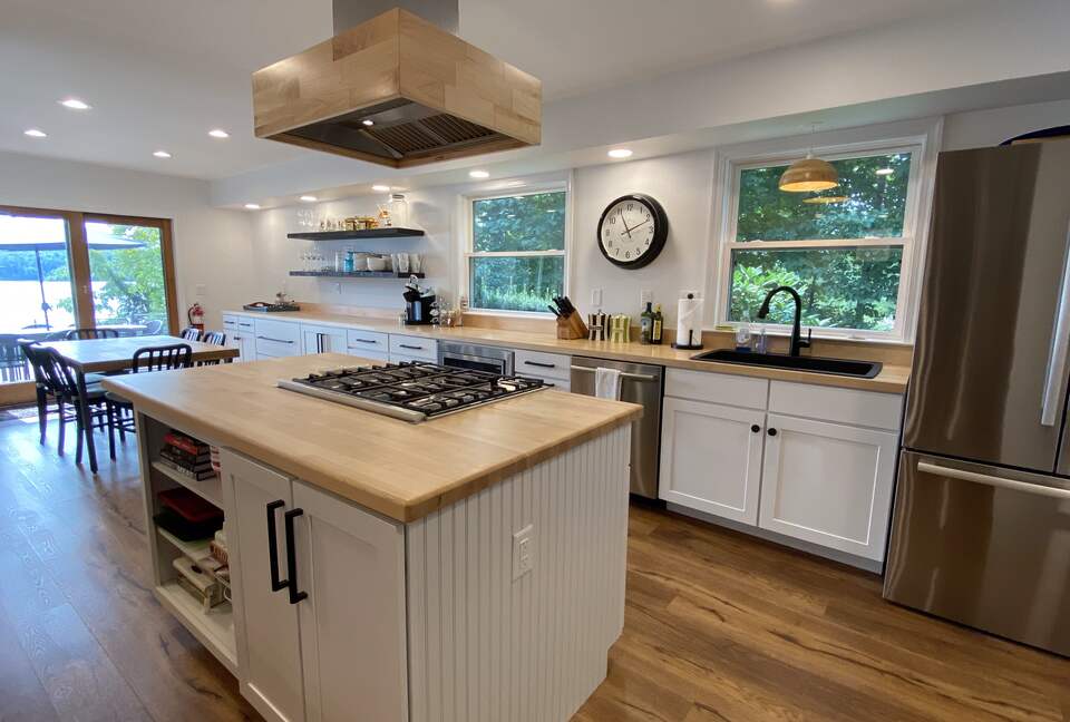 70's Glamour Lakefront Retreat - Hewitt, New Jersey