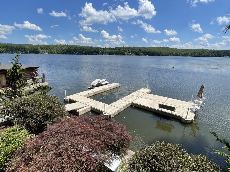 70's Glamour Lakefront Retreat - Hewitt, New Jersey