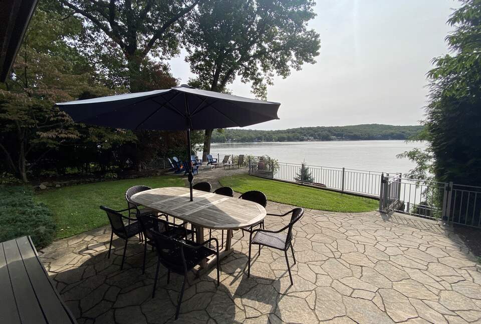 70's Glamour Lakefront Retreat - Hewitt, New Jersey