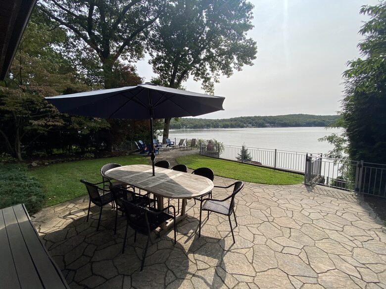 70's Glamour Lakefront Retreat - Hewitt, New Jersey