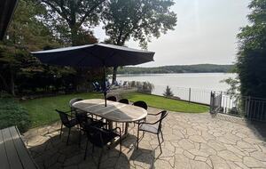 70's Glamour Lakefront Retreat - Hewitt, New Jersey