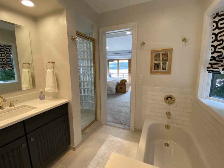 70's Glamour Lakefront Retreat - Hewitt, New Jersey