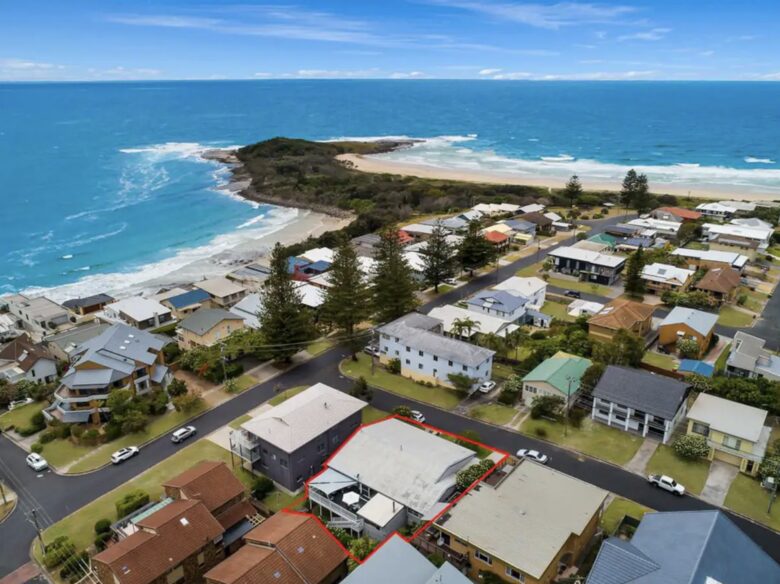 Atherstone | Large Spacious Home, Close Walk to Beaches - Yamba, Australia