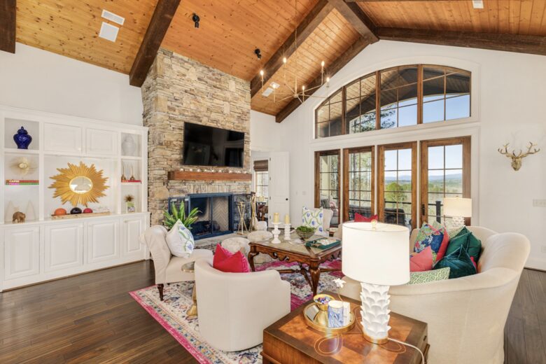 Stunning Mountain Retreat in Lake Keowee Community - Sunset, South Carolina