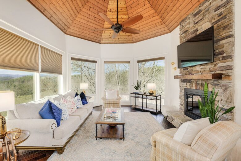 Stunning Mountain Retreat in Lake Keowee Community - Sunset, South Carolina