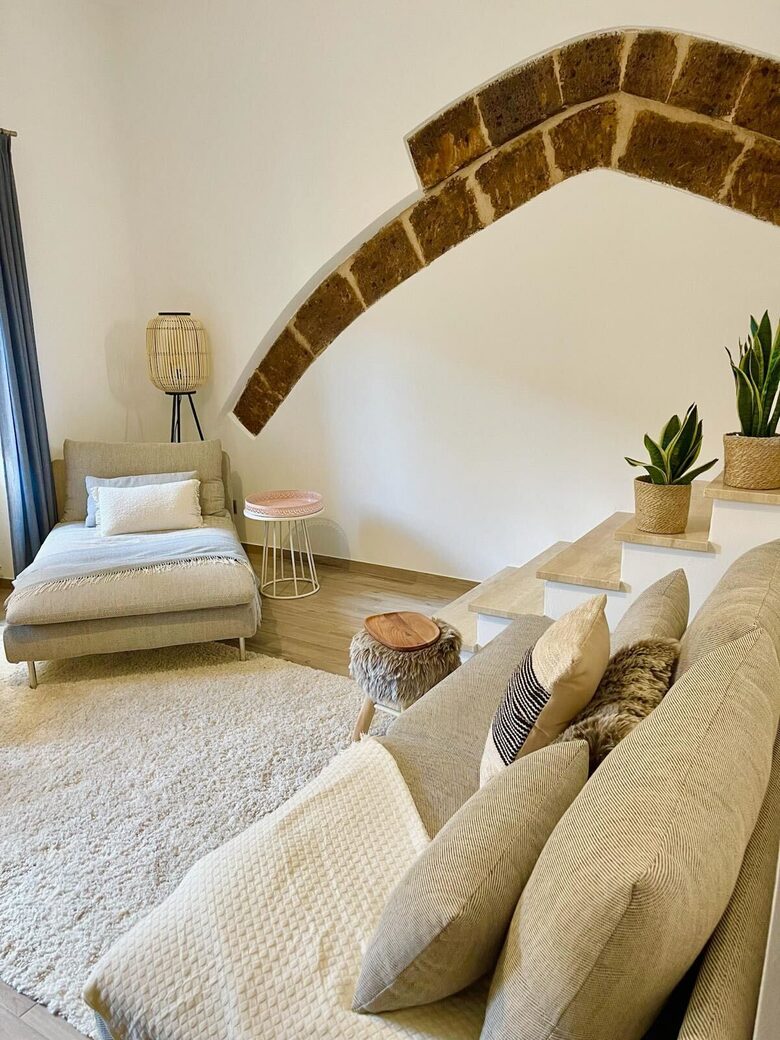 Fully refurbished townhome that kept historic elements