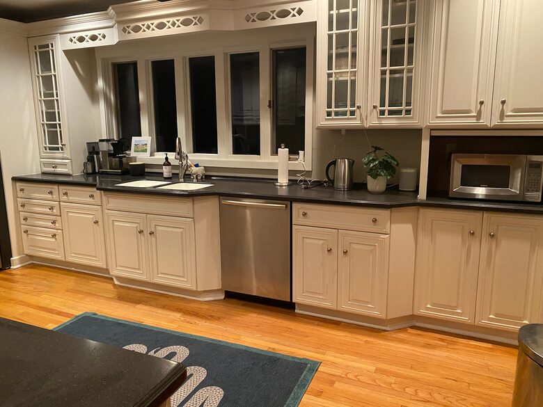 Spacious kitchen with high end coffee / tea