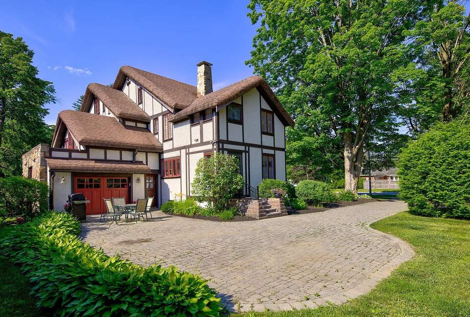 Elegant 7-Bedroom Craftsman in the Heart of Saratoga Springs - Saratoga Springs, New York