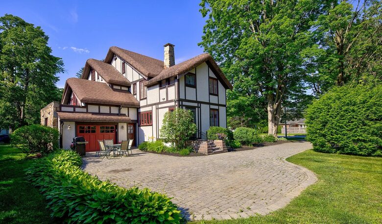 Elegant 7-Bedroom Craftsman in the Heart of Saratoga Springs - Saratoga Springs, New York