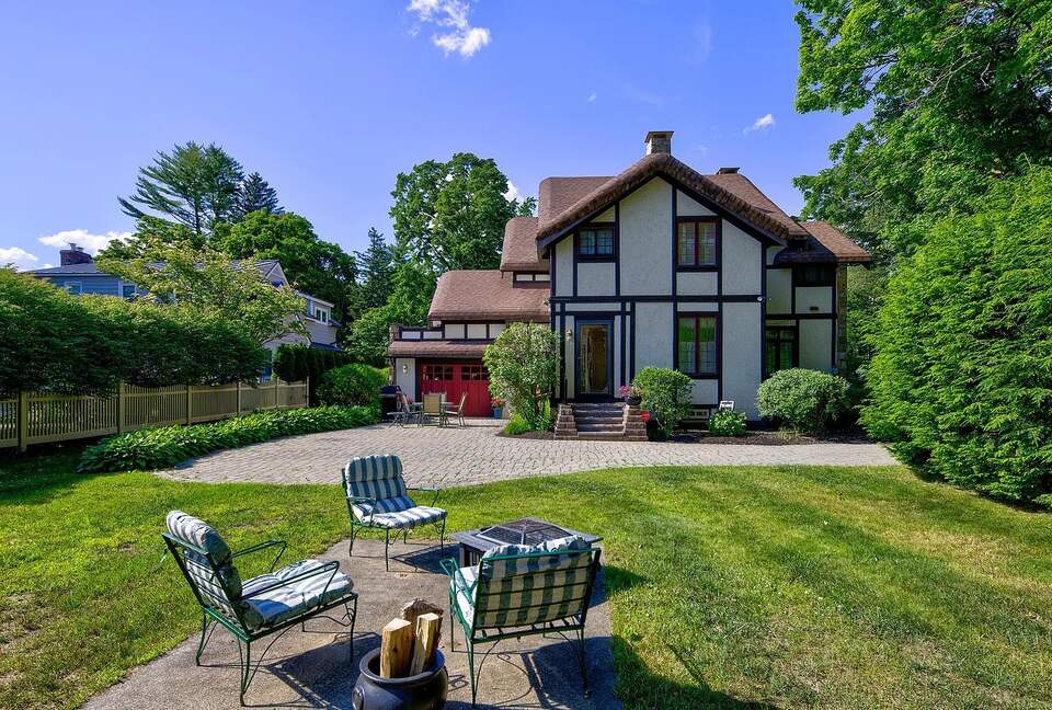 Elegant 7-Bedroom Craftsman in the Heart of Saratoga Springs - Saratoga Springs, New York