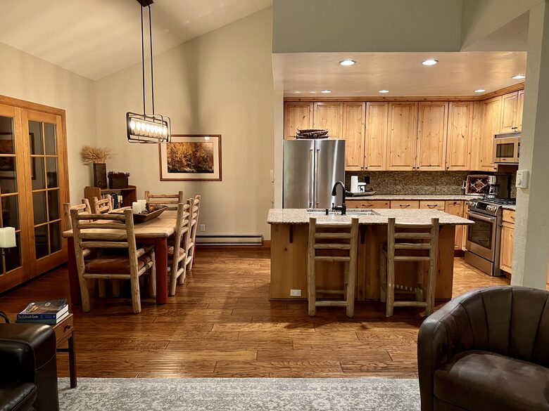 Gas range, Viking microwave, granite counters