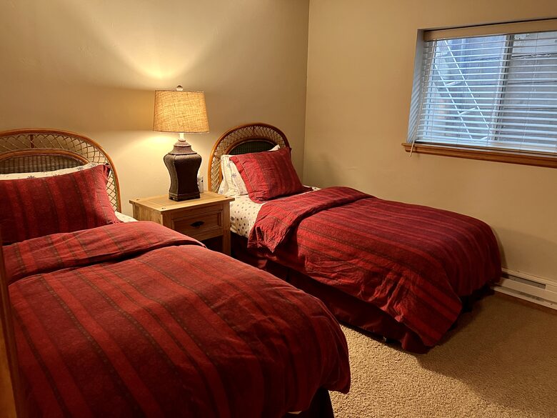 Bedroom 4 with twin beds