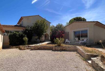 Tri-Residence Villa with Pool in Provence - Gargas, France