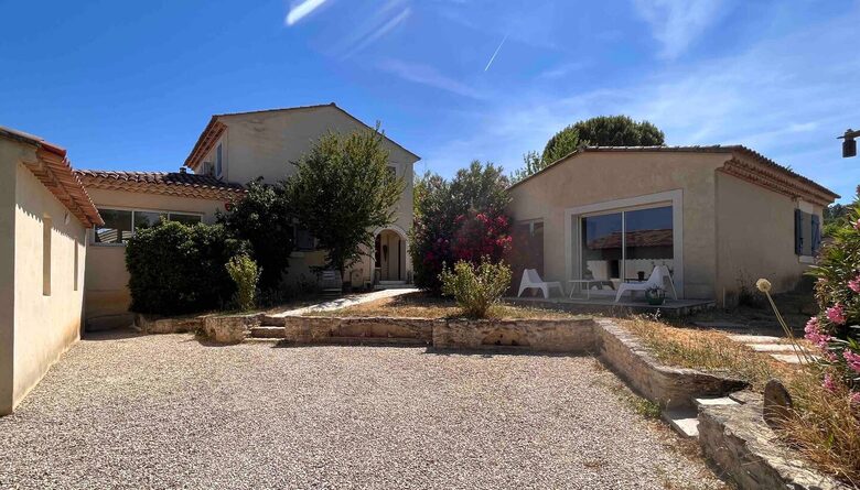 Tri-Residence Villa with Pool in Provence - Gargas, France