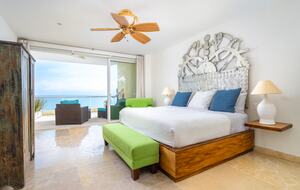 Oceanfront King king 3rd bedroom with private terrace